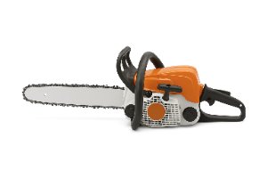 Abattage ou Élagage ? Le Guide G3Loc pour Choisir votre Tronçonneuse (Thermique vs. Batterie)